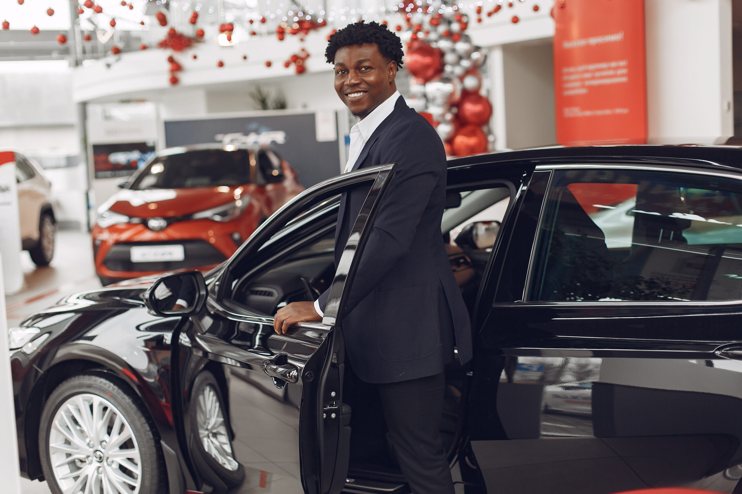 Location de véhicules Handsome and elegant black man in a car salon